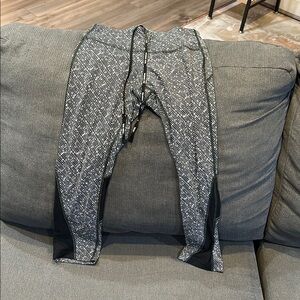 Nike cropped Black and White Patterned Athletic Leggings